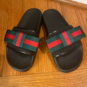 Green & Red bow slides size 8